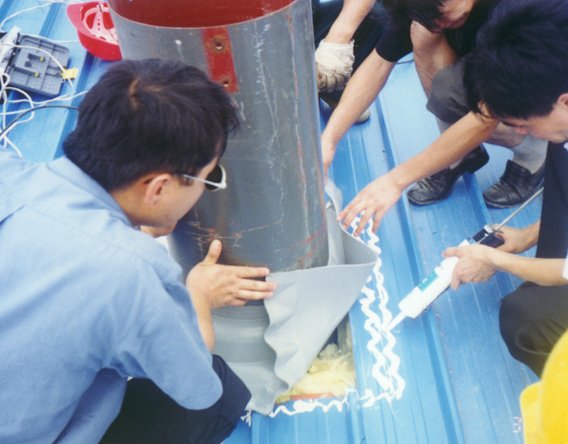 得泰盖片方形系列安装步骤3：涂中性密封胶